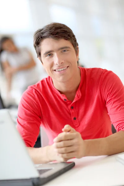 Student in class using laptop computer — Stock Photo, Image