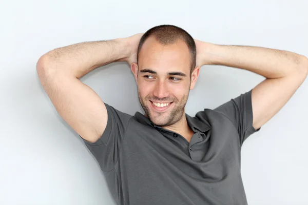 Retrato del hombre relajado apoyado en la pared — Foto de Stock