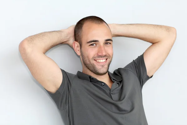 Portrait of relaxed man leaning on wall — Stock Photo, Image