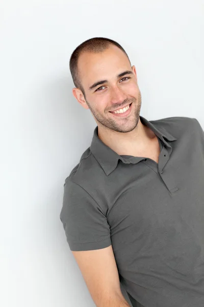 Retrato de homem bonito e sorridente — Fotografia de Stock