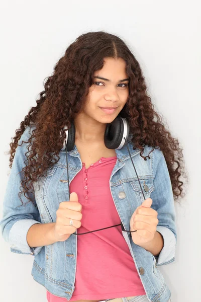 Retrato de adolescente sonriente escuchando música —  Fotos de Stock