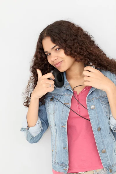 Portrét smějící se teenager poslechu hudby — Stock fotografie