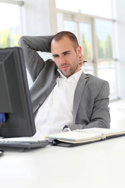 Portrait d'un homme d'affaires concentré au travail — Photo