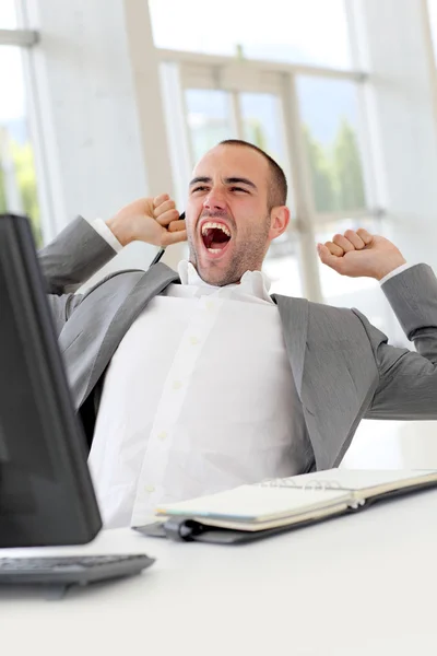 Retrato de vendedor descontraído bocejando no escritório — Fotografia de Stock