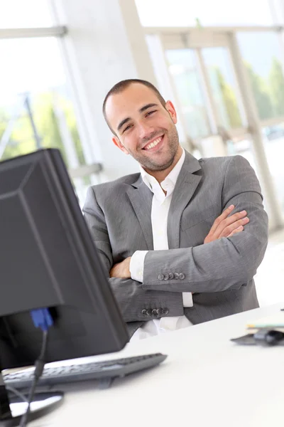 Portret van tevreden zakenman in office — Stockfoto