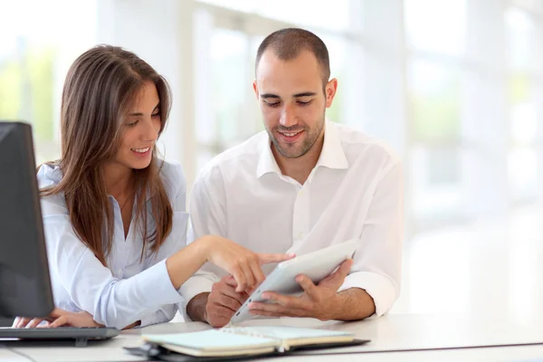 Jeunes adultes utilisant le pavé tactile — Photo