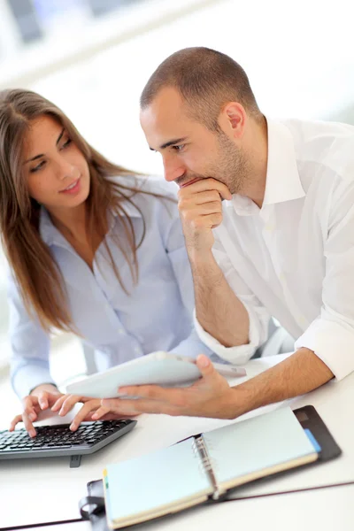 Jonge volwassenen in de cursus met behulp van de touchpad — Stockfoto