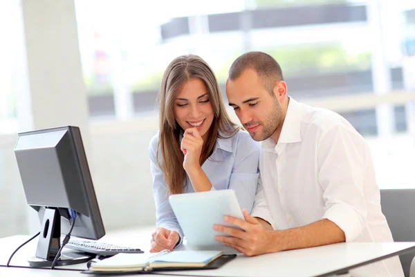 Jovens adultos em curso de treinamento usando touchpad — Fotografia de Stock