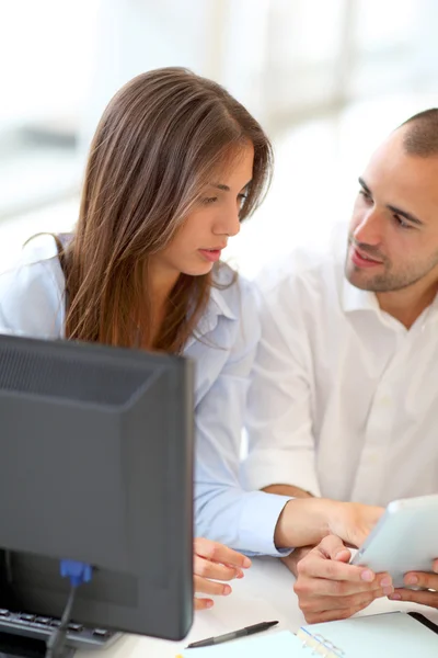 Jonge volwassenen in de cursus met behulp van de touchpad — Stockfoto