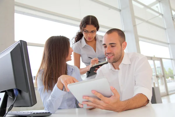 Gruppe junger Leute in Ausbildung — Stockfoto