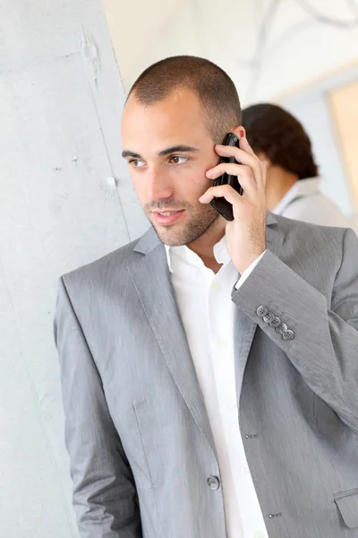 Retrato de homem de negócios usando telefone celular — Fotografia de Stock