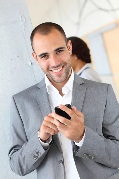 Retrato de hombre de negocios usando teléfono móvil — Foto de Stock