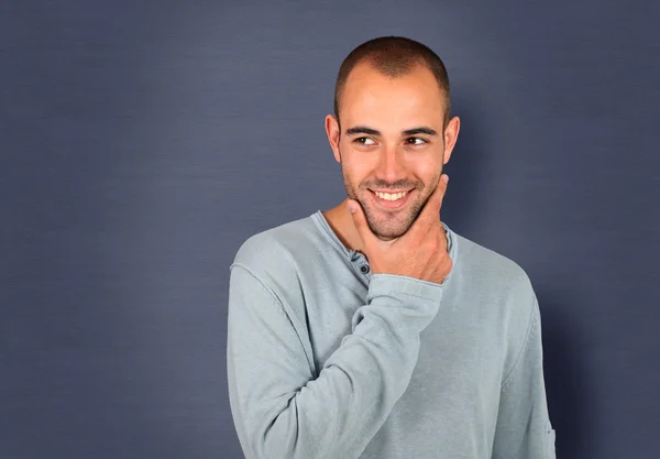 Hombre guapo de pie sobre fondo azul — Foto de Stock