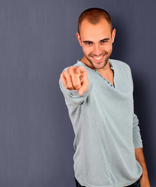 Hombre guapo señalando con el dedo a la cámara —  Fotos de Stock