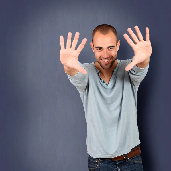 Hombre guapo mostrando las manos arriba —  Fotos de Stock