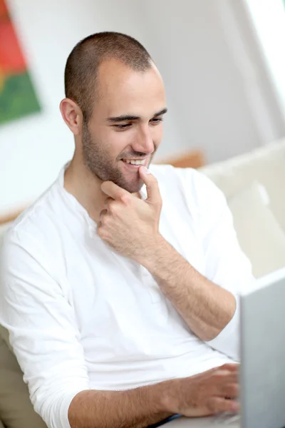 Closeup websurfing pohledný muž na přenosném počítači — Stock fotografie