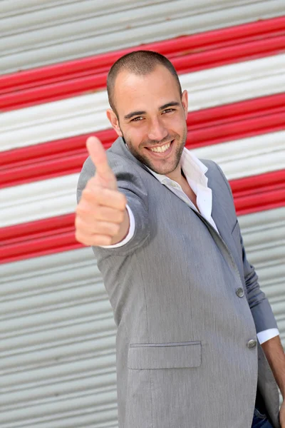 Homem atraente mostrando o polegar para cima — Fotografia de Stock