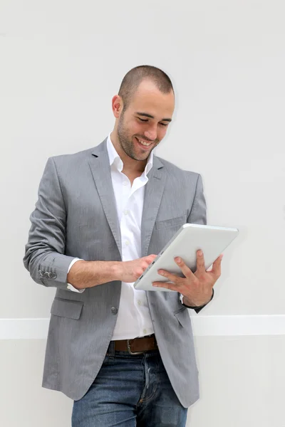 Uomo d'affari cool utilizzando tablet elettronico — Foto Stock