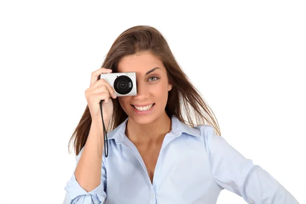 Retrato de mujer hermosa usando cámara digital compacta —  Fotos de Stock