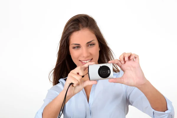 Retrato de mujer hermosa usando cámara digital compacta — Foto de Stock