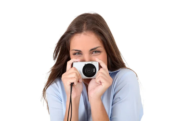 Retrato de mulher bonita usando câmera digital compacta — Fotografia de Stock