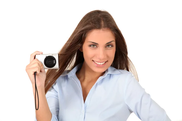 Retrato de mulher bonita usando câmera digital compacta — Fotografia de Stock