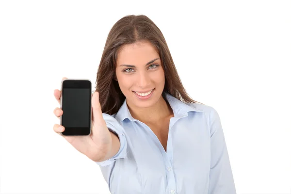 Retrato de una hermosa mujer joven sosteniendo teléfono inteligente — Foto de Stock