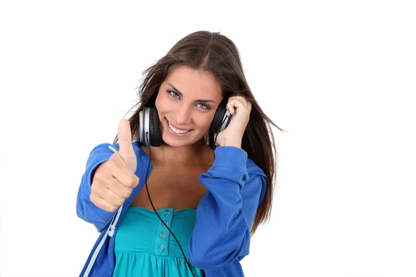 Portret van tiener luisteren naar muziek met een hoofdtelefoon — Stockfoto