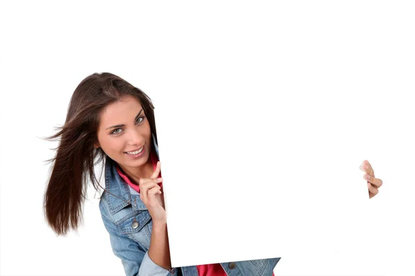 Sonriente adolescente mostrando pizarra —  Fotos de Stock