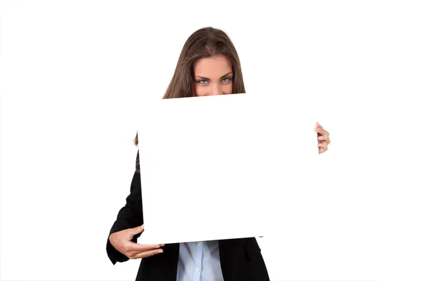 Mujer de negocios sonriente sosteniendo pizarra — Foto de Stock