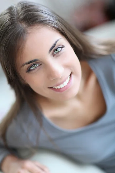 Retrato de una hermosa joven —  Fotos de Stock