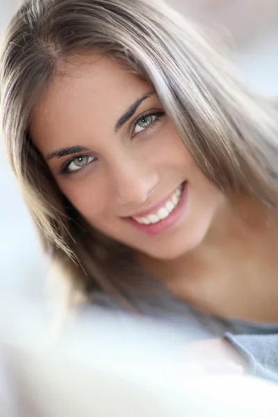 Portrait of beautiful young woman — Stock Photo, Image