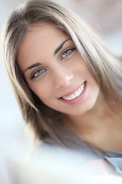 Retrato de una hermosa joven —  Fotos de Stock