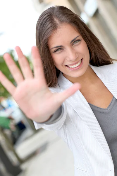 Fröhliche Frau zeigt der Kamera die Hand — Stockfoto