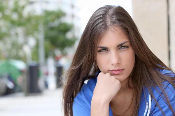 Portret van tiener zittend in de straat — Stockfoto