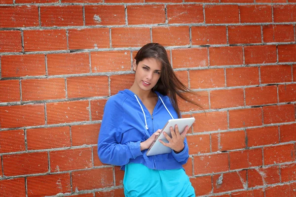 Teenager using electronic tablet in the street — Stock Photo, Image