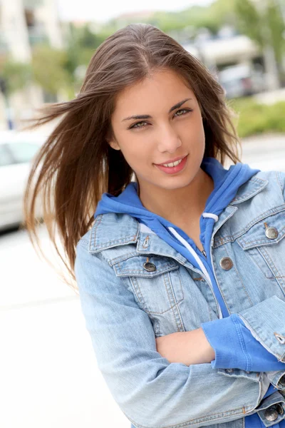 Retrato de adolescente sonriente parado afuera — Foto de Stock