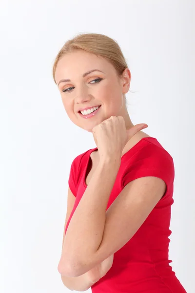 Blonde Frau im roten Hemd mit erhobenem Daumen Stockfoto