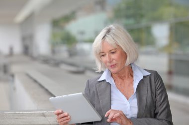 Elektronik tablet kullanma Havaalanı dışında iş kadını