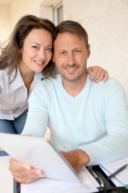 Çift elektronik kullanarak evde tablet