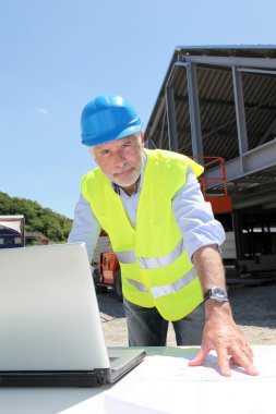 İnşaat alanında güvenlik kask ile mühendis