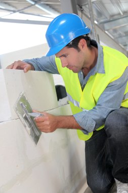 Duvarcı ustası iş inşaat sitesinde