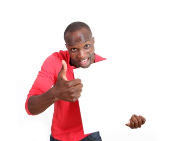 texturas negrosBeyaz tahta gösterilen kırmızı tişörtlü adam