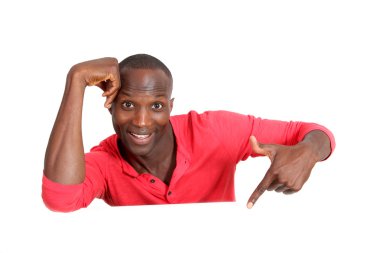 texturas negrosBeyaz tahta gösterilen kırmızı tişörtlü adam