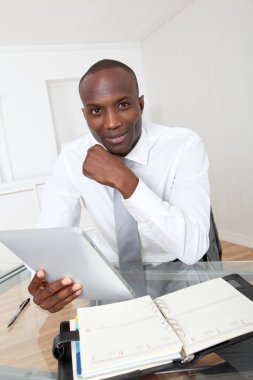 Elektronik tablet kullanma office iş adamı