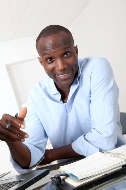 Ofis çalışanı dizüstü bilgisayarda çalışıyor