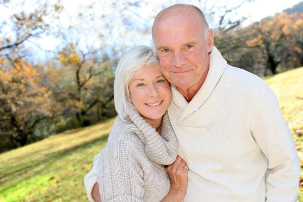 Primer plano de la pareja de ancianos en el campo — Foto de Stock