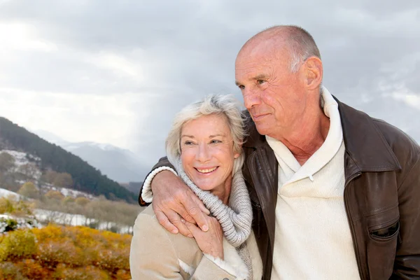 Retrato de casal sênior feliz na montanha — Fotografia de Stock