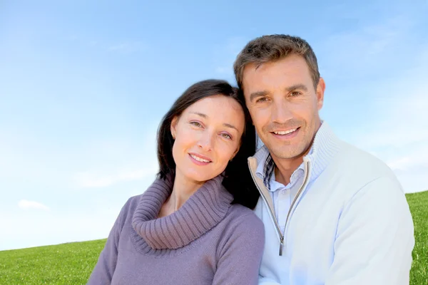 Porträt eines Pärchens, das draußen steht — Stockfoto