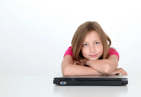 Menina adolescente com braços cruzados no computador portátil — Fotografia de Stock